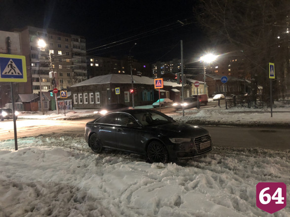 В Саратове автохамы блокировали дорогу пешеходам