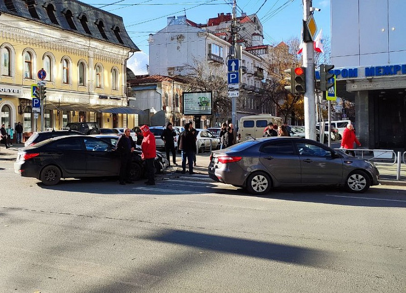 В центре Саратова иномарки не поделили перекресток 
