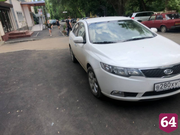 Четырех автохамов оштрафовали за парковку на тротуаре в центре Саратова