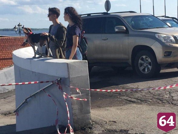 Жители Саратова не оставляют попыток погулять у ротонды 
