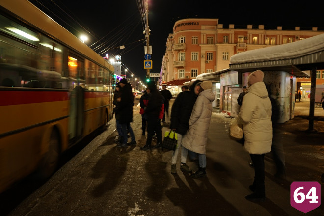 В Саратове чиновники 40 минут ждали на остановке троллейбус 