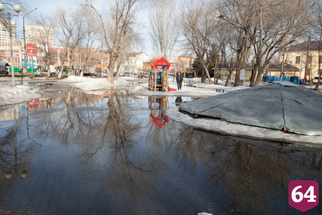 Подход к школе в центре Энгельса затопило талыми водами