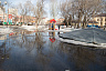 Подход к школе в центре Энгельса затопило талыми водами
