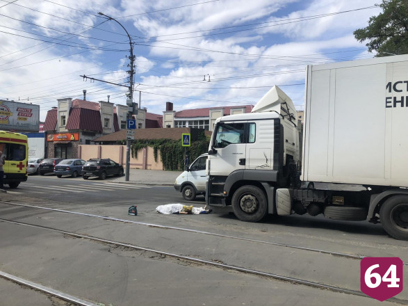 Фура насмерть сбила женщину в центре Саратова 
