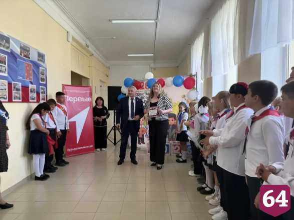 Саратовский министр призвала выпускников не терять связь со школой