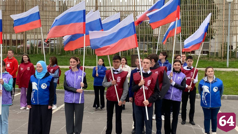 В Саратове накануне Дня России прошел патриотический флешмоб
