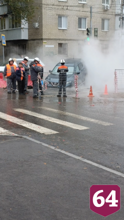 В центре Саратова водитель иномарки провалился в яму с кипятком 
