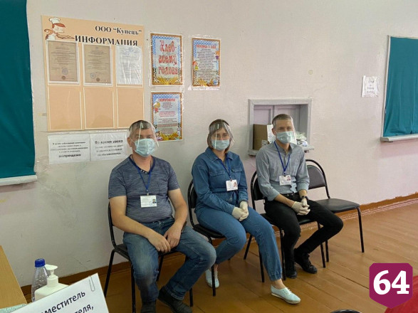 Сотрудники УИК в Саратове помогают голосующим соблюдать социальную дистанцию 