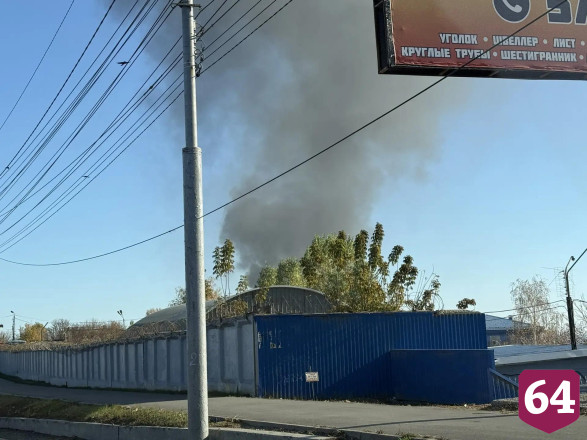 В Саратове пожарные тушат мусор
