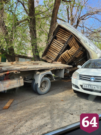 В Саратове фургон хлебной машины упал на иномарку