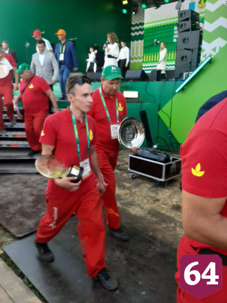 В Саратове победителя чемпионата по пахоте наградили трактором