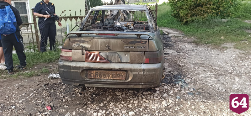 У героини телешоу под Саратовом сожгли две машины