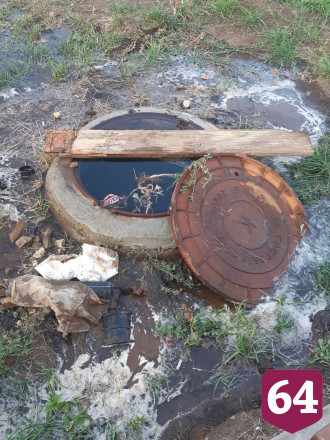 В Саратове дети играют у открытого колодца с водой