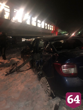 Под Саратовом электричка протаранила автомобиль