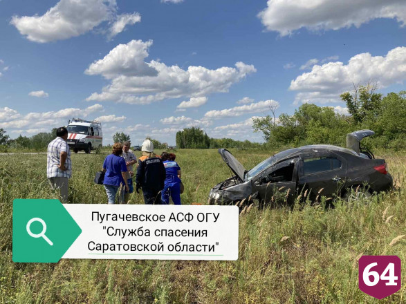 На саратовской трассе в кювет опрокинулась иномарка