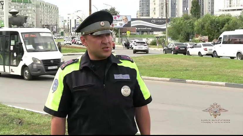 Саратовский полицейский спас семимесячную девочку из запертой на жаре машины