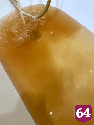 Жители Саратова боятся купать детей в желтой воде