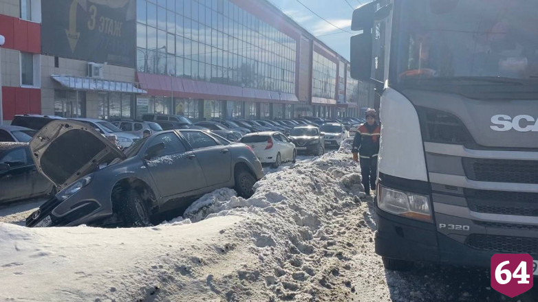 В Саратове женщина покалечилась в массовом ДТП с грузовиком