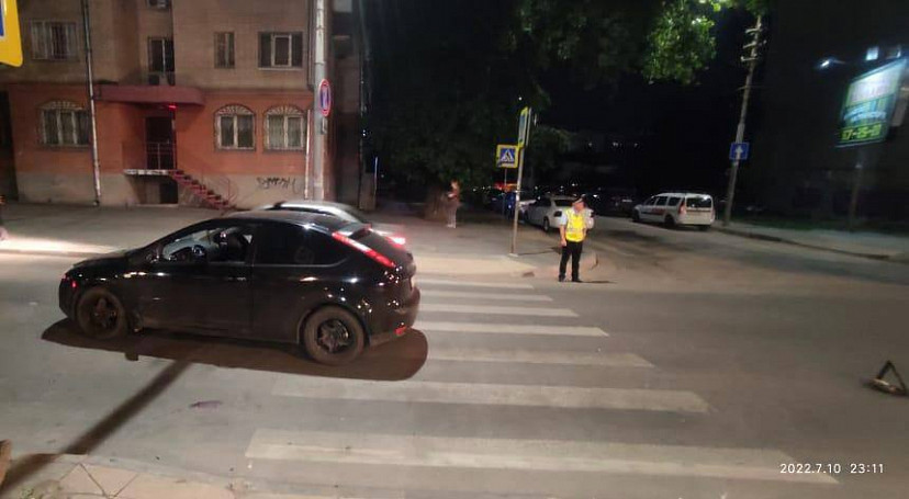 В центре Саратова «Форд» сбил мужчину на переходе