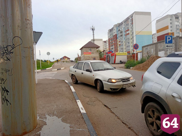 В Саратове дети ходят в школу по бесхозной дороге в «ужасном состоянии» 