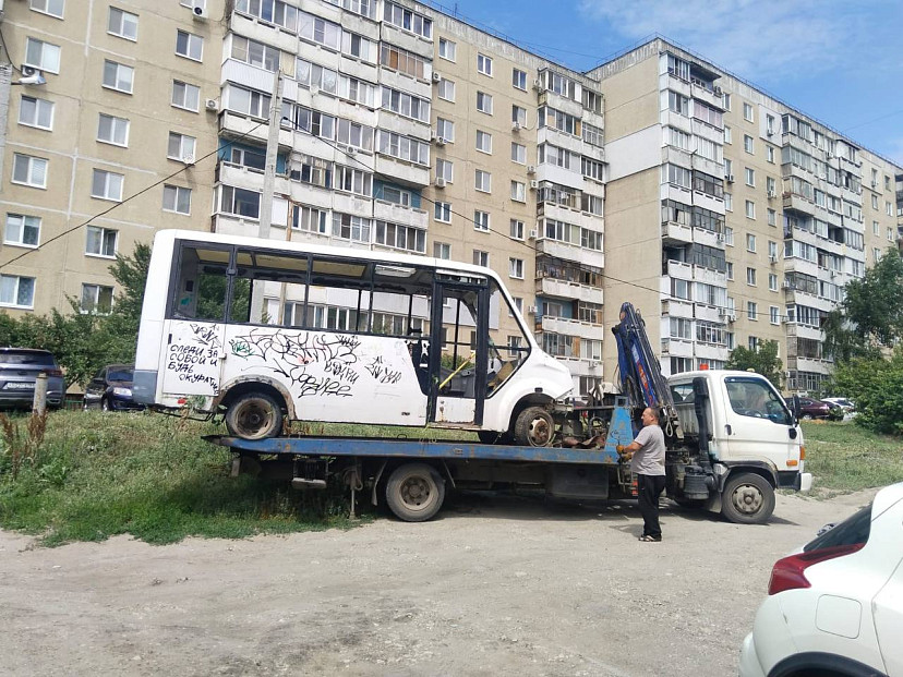 В Саратове эвакуировали брошенный микроавтобус без стекол
