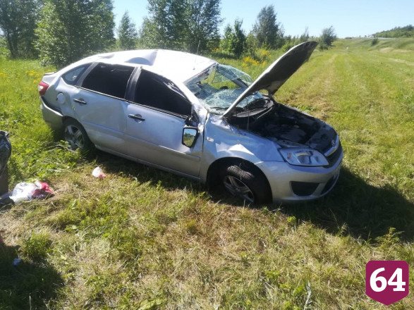 На саратовской трассе автоледи зацепила обочину и опрокинула «Ладу»