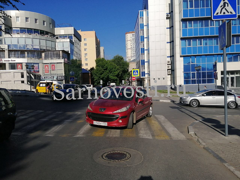 В центре Саратова иномарка сбила женщину с дочерью 