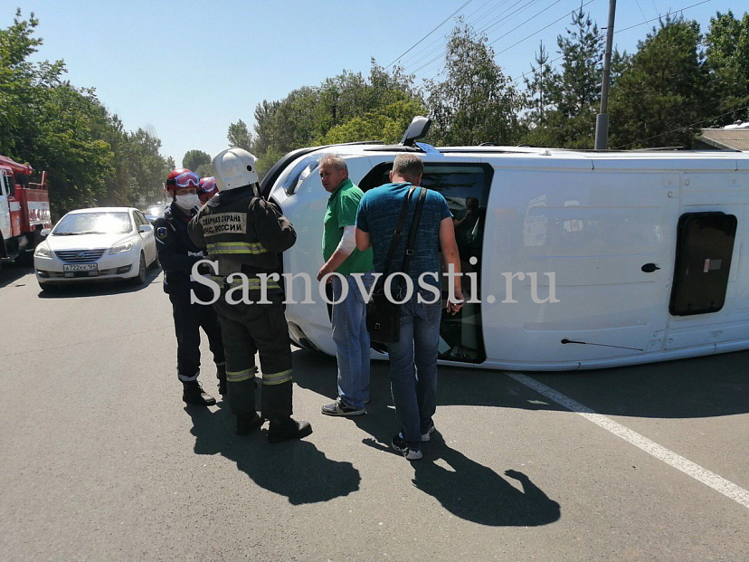 В Энгельсе после столкновения с грузовиком опрокинулся фургон