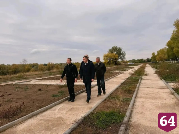 В Энгельсе компания-меценат помогает благоустраивать аллею у храма
