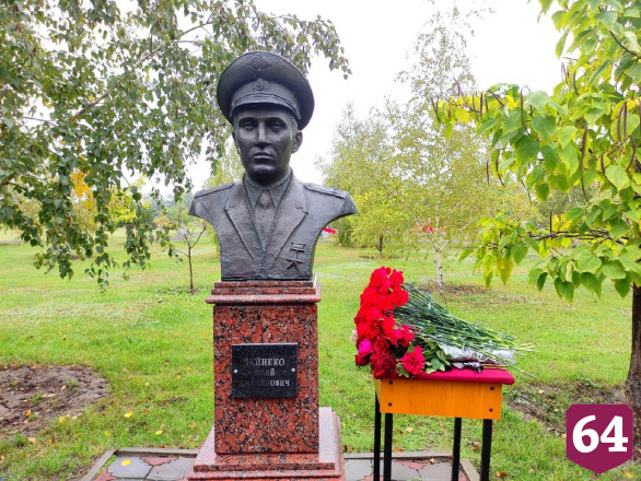 Жители почтили память спасших поселок летчиков