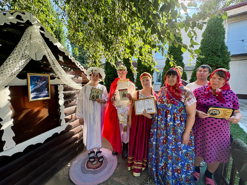 В Энгельсский дом-интернат пришли в гости князь Владимир и княгиня Ольга