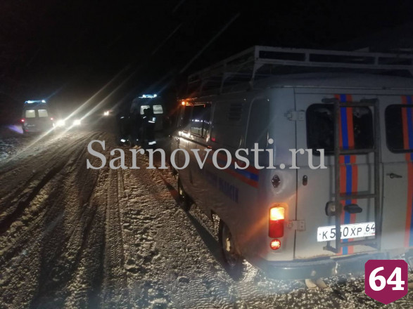 На саратовской трассе водитель сбил юношей и скрылся
