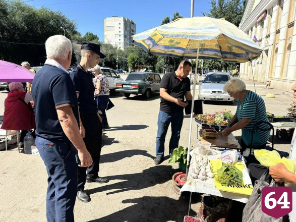 В Энгельсе у уличных торговцев овощами и ягодой изъяли весы
