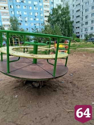 Под Саратовом дети чинят сломанную карусель