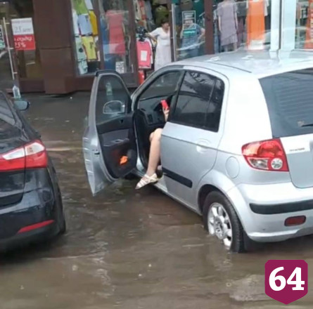 В Саратове после ливня автомобили «поплыли» по улицам