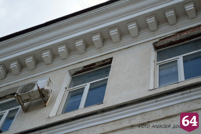 В центре Саратова с фасада дома продолжают падать кирпичи