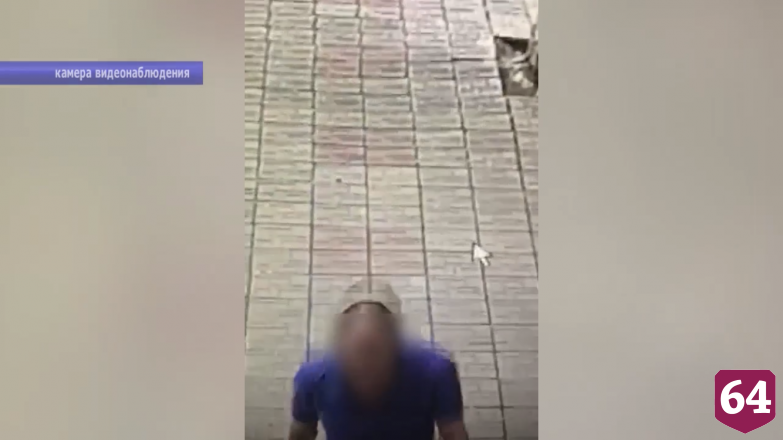 Грабитель сорвал с женщины золотую цепочку на остановке в центре Саратова