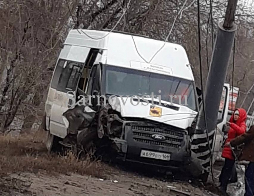 Под Саратовом водитель маршрутки с пассажирами протаранил столб