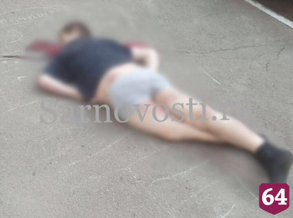 В Саратове мужчина выпал из окна и погиб