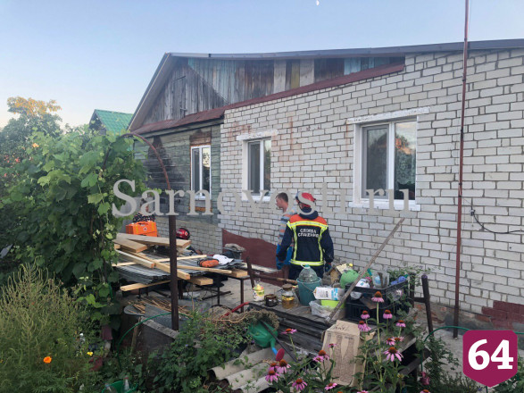 В Саратове мужчина сорвался с крыши во время ремонта