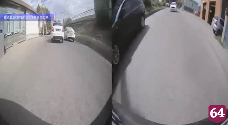 Саратовские полицейские сопроводили до больницы автомобиль с теряющей сознание пассажиркой