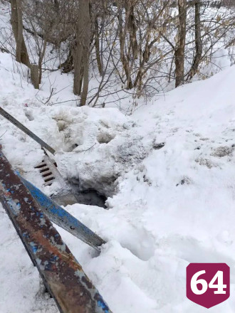 В Саратовской области спасли провалившегося под мост ребенка