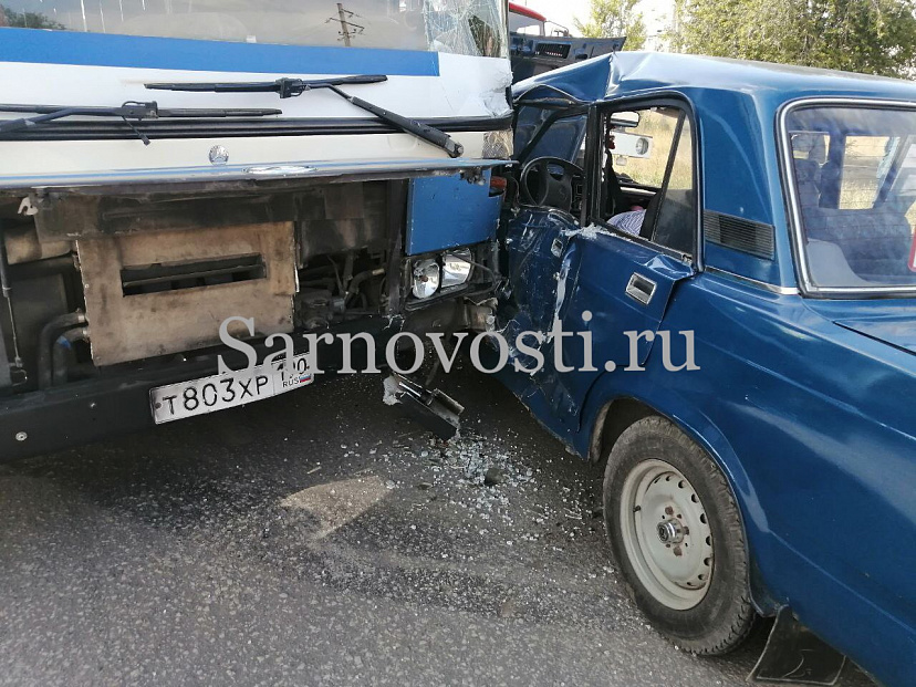 Под Саратовом в ДТП с автобусом погиб водитель легковушки