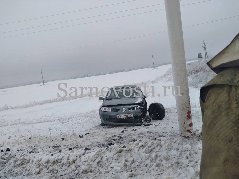 Легковушку отбросило в кювет после ДТП под Саратовом