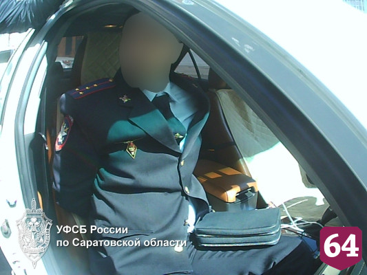 Транспортный полицейский из Саратова за полмиллиона «продал» место в органах