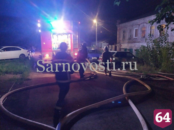 Пожарные ночью отбивали от огня Первомайский поселок 