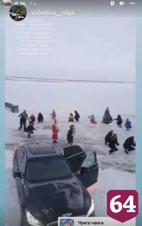 Жители Саратова празднуют Новый год купанием в Волге