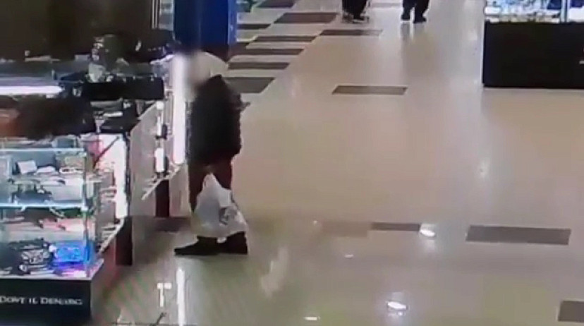 Кража телефона с островка в «Оранжевом» попала на видео