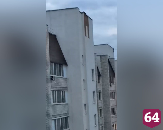 Саратовцы боятся падения металлического листа с крыши высотки