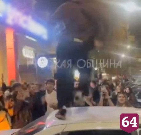 В Саратове юноша после общения с полицией извинился за танцы на машине